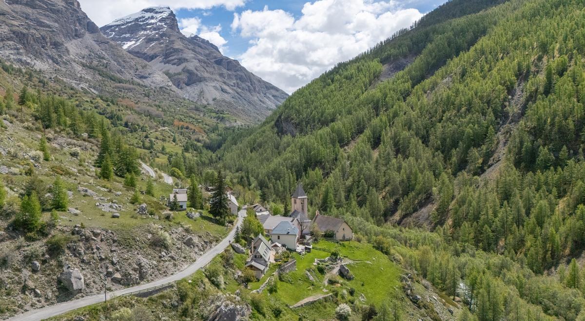 Les 3 cols - Col de la Cayolle, col des Champs, col d'Allos - Route du col de la Cayolle dans le vallon du Bachelard
