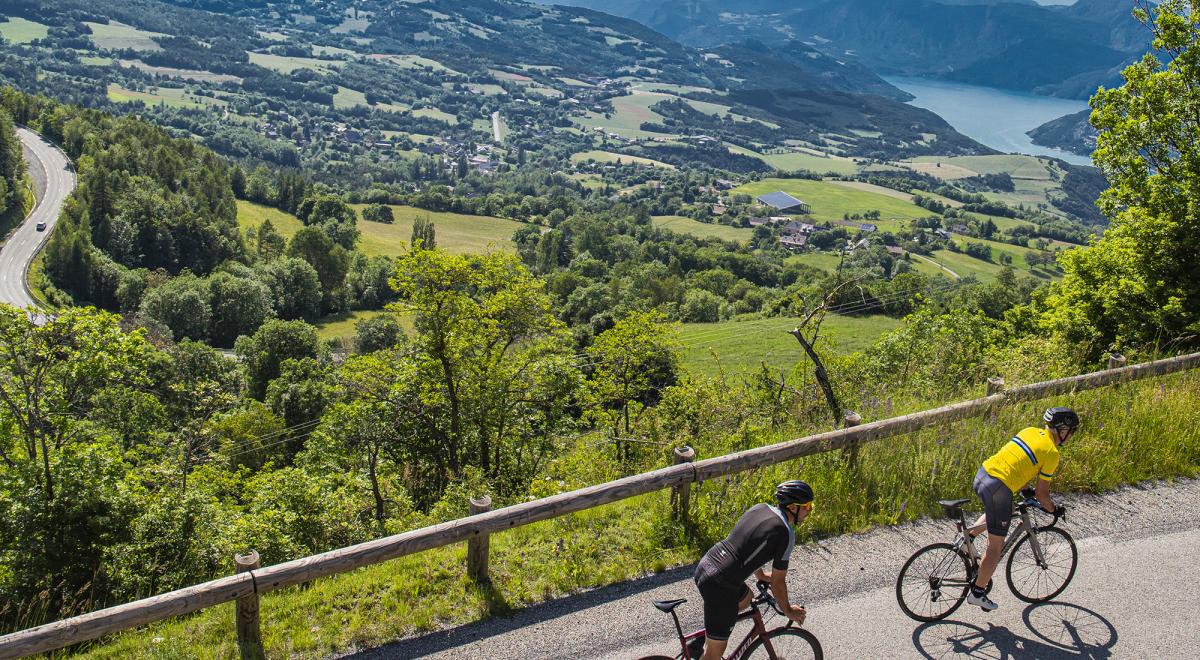 Tour du lac de Serre-Ponçon à vélo - Cyclistes au-dessus du lac de Serre-Ponçon Tour du lac de Serre-Ponçon à vélo - Cyclistes au-dessus du lac de Serre-Ponçon