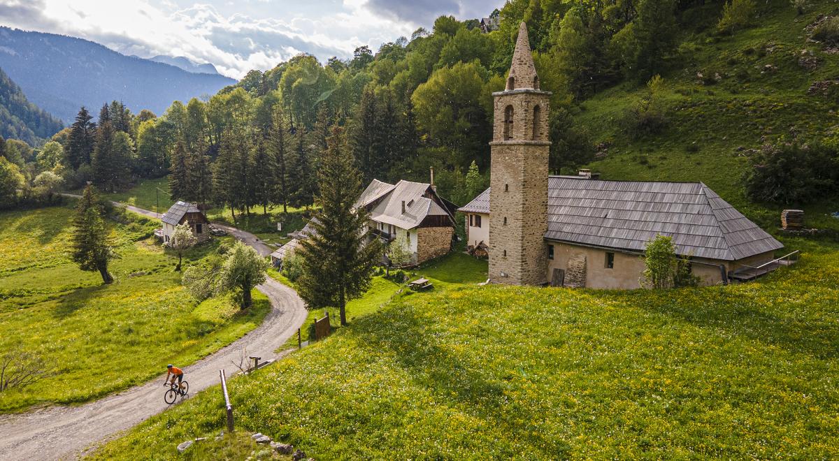 Vélo au Laverq - Cycliste devant l'abbaye du Laverq Vélo au Laverq - Cycliste devant l'abbaye du Laverq