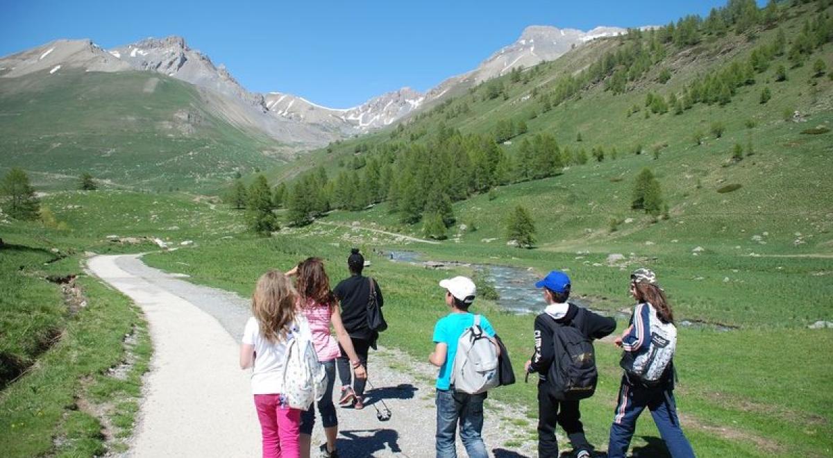 marcheurPont Rouge©FrancoisBreton_1 - Groupe de marcheurs sur un sentier près du Pont Rouge, vallon de l'Oronaye en fond