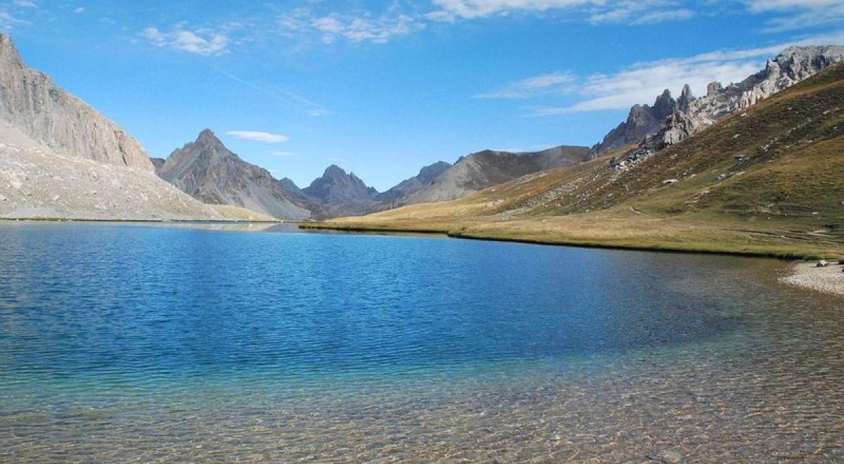 33024_PNM_Ecr_1 - Le lac de l'Oronaye, 2411 m), et le Bec du Lièvre, (2770 m), en fin d'été. 33024_PNM_Ecr_1 - Le lac de l'Oronaye, 2411 m), et le Bec du Lièvre, (2770 m), en fin d'été.