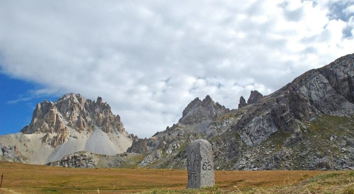 33214_PNM_Ecr_1 - La borne frontière du Col de Roburent, face à la Tête de Moise, en fin d'été. 33214_PNM_Ecr_1 - La borne frontière du Col de Roburent, face à la Tête de Moise, en fin d'été.