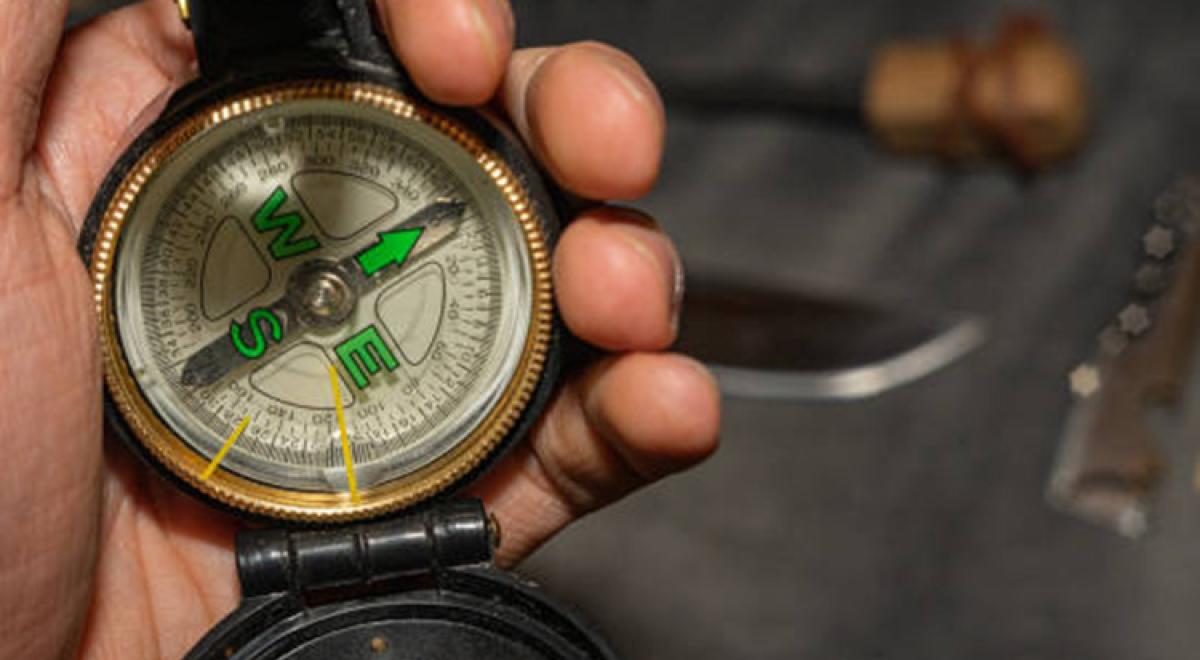 Rando Passion : Escape forest de Barcelo - Main tenant une boussole