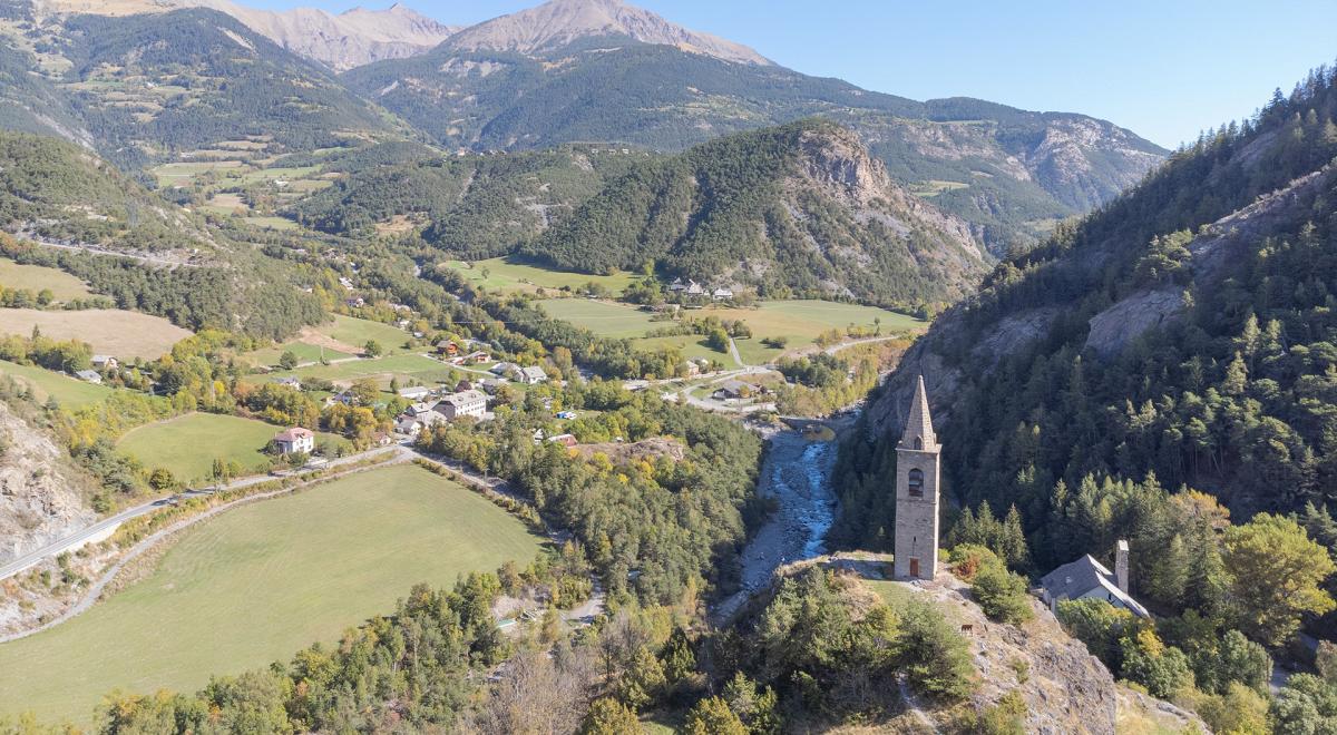 GR®56 - Etape 1 : La Fresquière/Méolans - Abbaye du Laverq - Méolans-Revel et le clocher Saint-Julien
