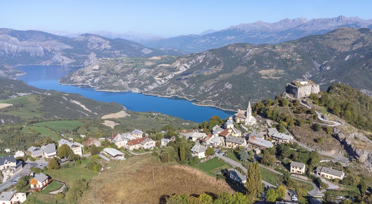 Une vue panoramique - Saint-Vincent-les-Forts et panorama sur le lac de Serre-Ponçon