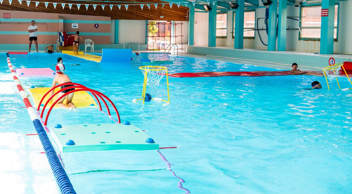 La Piscine du Sauze se fait ludique - Bassin de la piscine du Sauze aménagé avec des ateliers ludiques