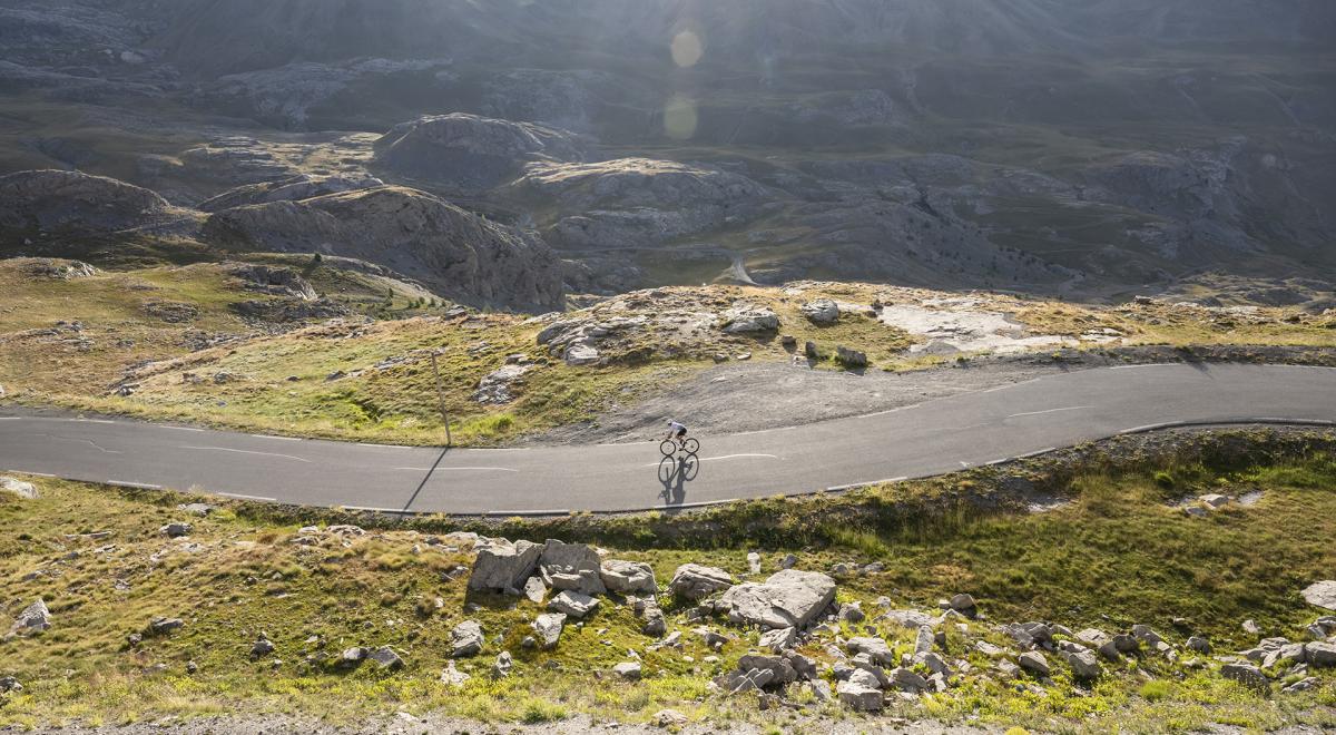 La Trans 04 - Tour des Alpes-de-Haute-Provence cyclotouriste - Cycliste dans le col de la Bonette
