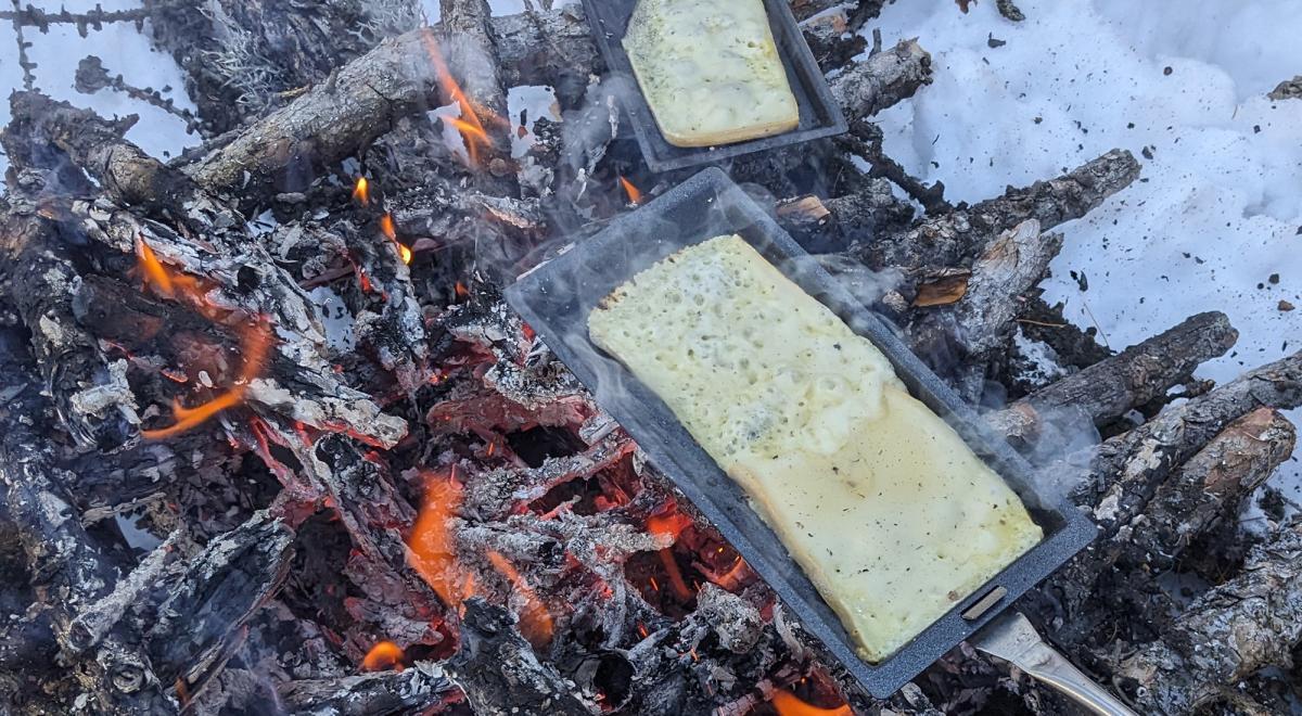 Balade raquettes et raclette - Le Sauze - Raclette au feu de bois
