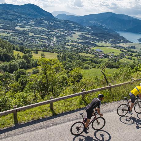 Tour du lac de Serre-Ponçon à vélo - Cyclistes au-dessus du lac de Serre-Ponçon