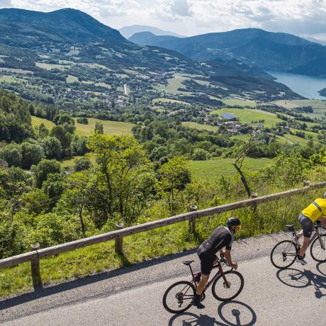 Tour du lac de Serre-Ponçon à vélo - Cyclistes au-dessus du lac de Serre-Ponçon Tour du lac de Serre-Ponçon à vélo - Cyclistes au-dessus du lac de Serre-Ponçon