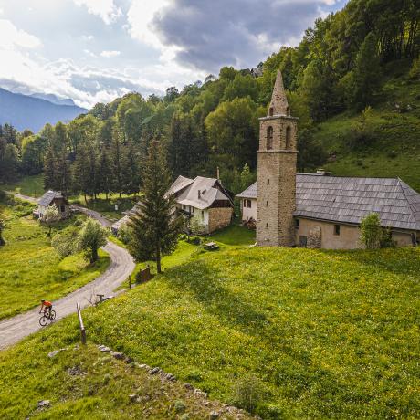 Vélo au Laverq - Cycliste devant l'abbaye du Laverq Vélo au Laverq - Cycliste devant l'abbaye du Laverq