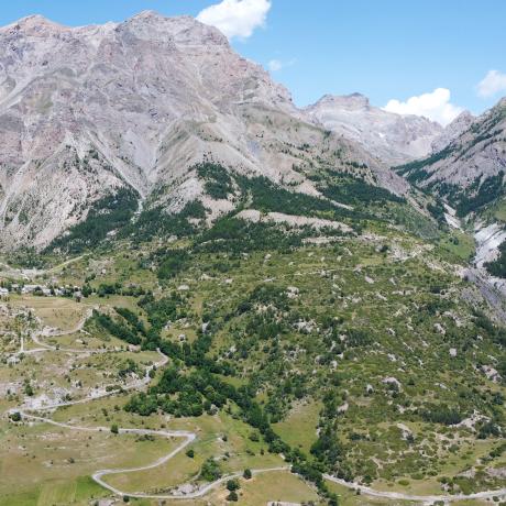 Tour des Rochers de Saint Ours - Hameau de Saint-Ours vu depuis Roche-la-Croix Tour des Rochers de Saint Ours - Hameau de Saint-Ours vu depuis Roche-la-Croix