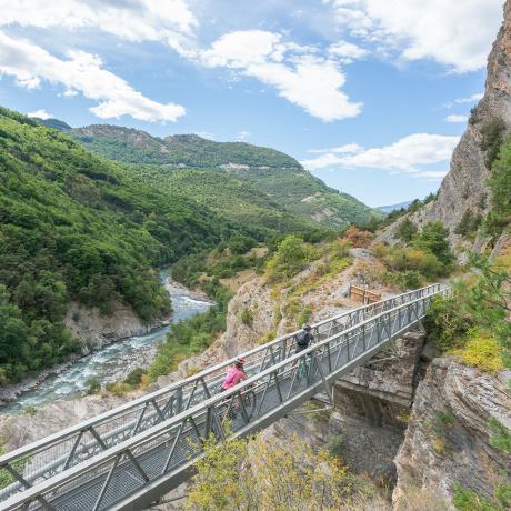 La Transubayenne d’est en ouest - Transubayenne VTT sur la passerelle à claire-voie du Lauzet La Transubayenne d’est en ouest - Transubayenne VTT sur la passerelle à claire-voie du Lauzet