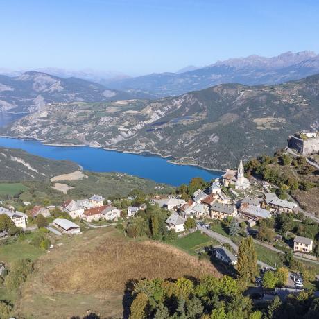 Une vue panoramique - Saint-Vincent-les-Forts et panorama sur le lac de Serre-Ponçon