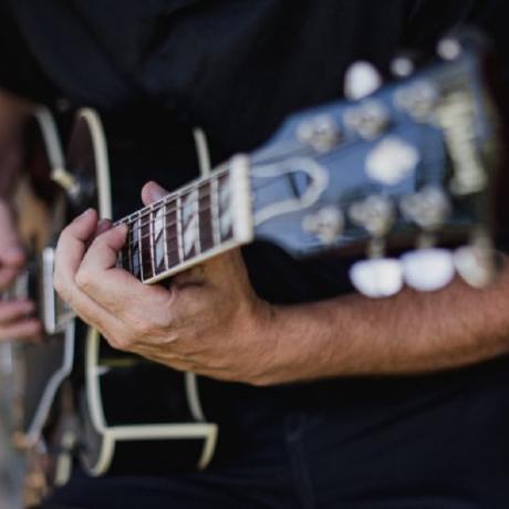 Les Jeudis de Montclar - Concerts gratuits en plein air - Guitariste