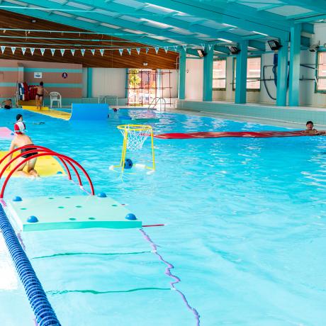 La Piscine du Sauze se fait ludique - Bassin de la piscine du Sauze aménagé avec des ateliers ludiques