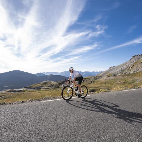 Race Across France 2025 - Cycliste sur le col de la Bonette