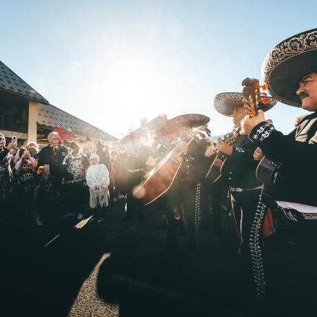 Préparez-vous à vibrer avant le grand défilé - Mariachis pendant la Fête des Morts de Barcelonnette
