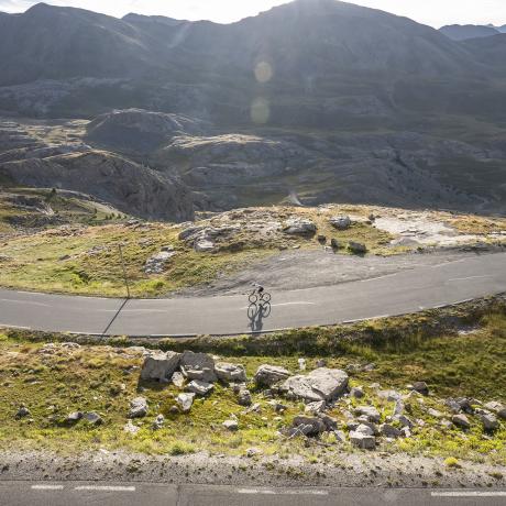 La Trans 04 - Tour des Alpes-de-Haute-Provence cyclotouriste - Cycliste dans le col de la Bonette